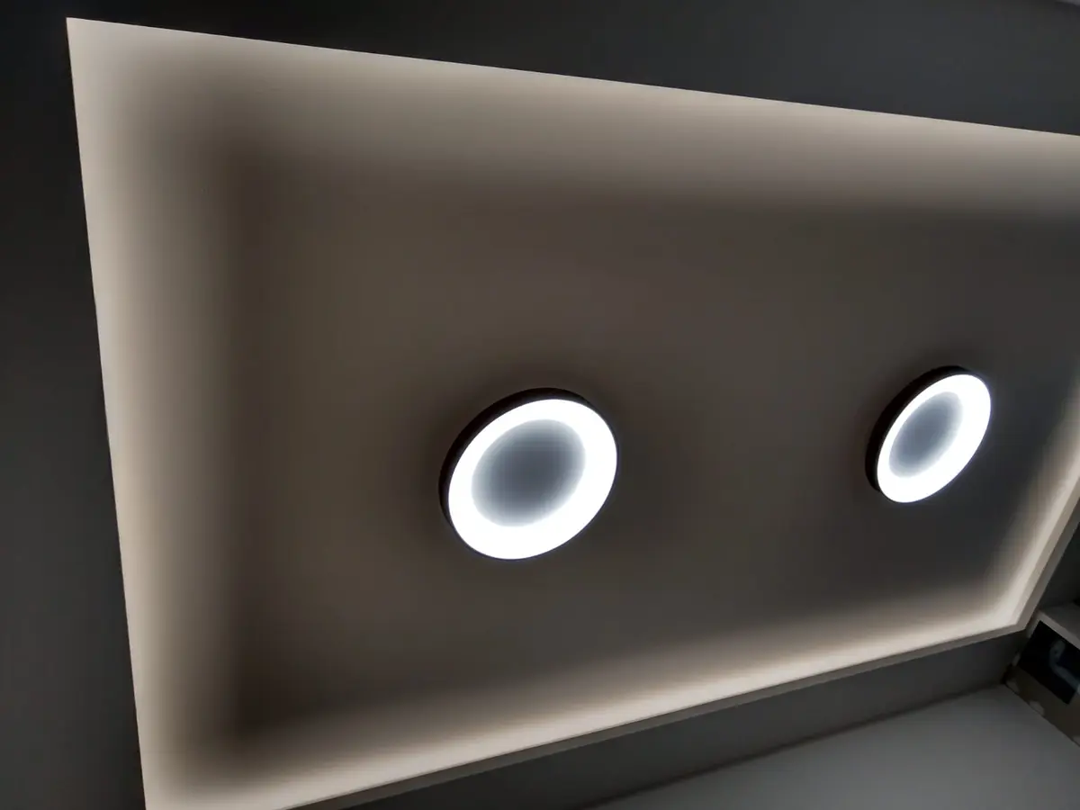 Hotový strop s bodovými světly a LED linkou