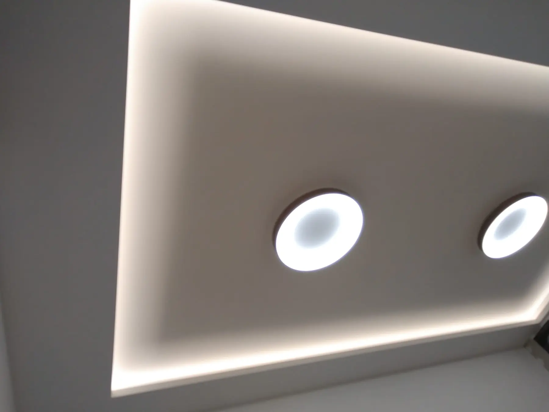 Hotový sádrokartonový strop s nepřímým LED osvětlením